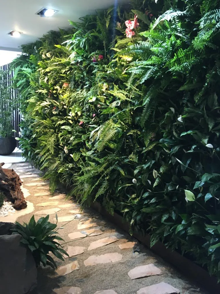 Espacio arquitectónico con abundante vegetación natural